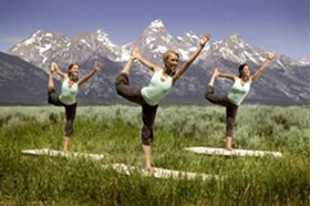 Practicando Yoga en campo