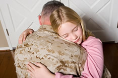 Soldado abrazando a niña
