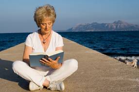 mujer leyendo sobre yoga
