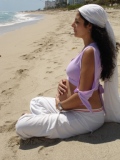 Mujer embarazada en la playa