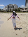 Mujer embarazada caminando en la playa