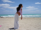 Yoga mujer embarazada en playa