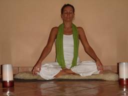 Mujer medita con Yoga