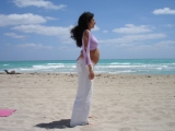 Yoga mujer embarazada en playa