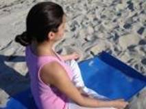 Mujer meditando en playa