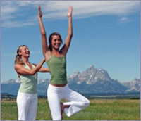 mujeres practicando yoga